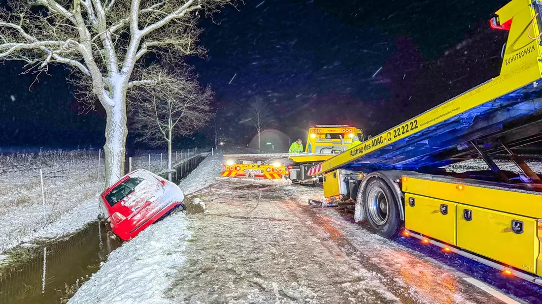 FW Flotwedel: PKW kommt von schneeglatter Fahrbahn ab - Bild: presseportal.de