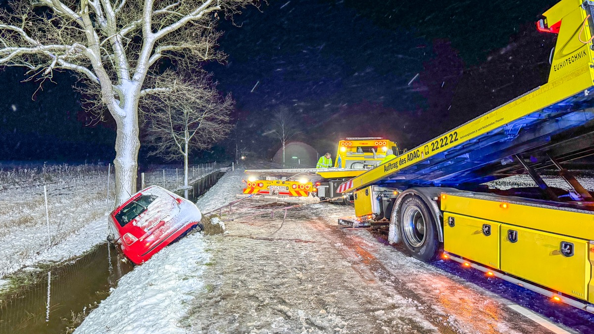FW Flotwedel: PKW kommt von schneeglatter Fahrbahn ab - Foto: presseportal.de