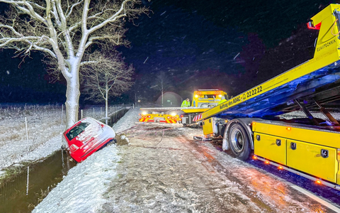FW Flotwedel: PKW kommt von schneeglatter Fahrbahn ab - Foto: presseportal.de
