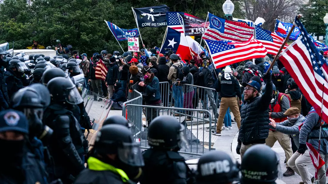 Unterstützer von Präsident Trump wurden 2021 von Beamten der US-Kapitolpolizei vor dem Regierungssitz konfrontiert. - Bild: Manuel Balce Ceneta/AP