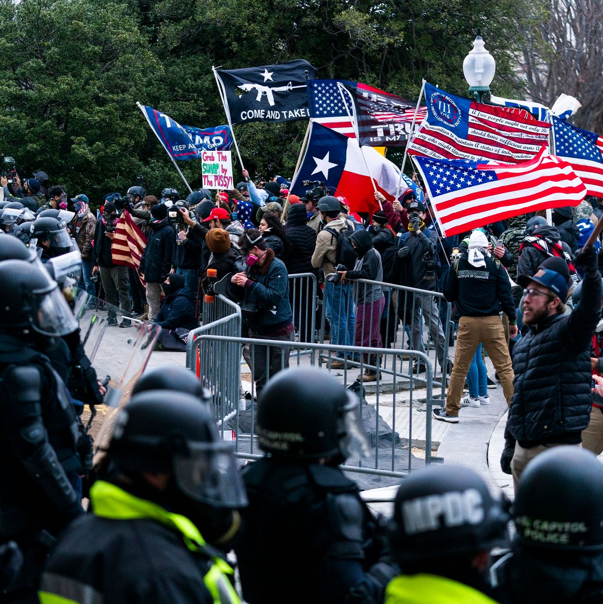 Unterstützer von Präsident Trump wurden 2021 von Beamten der US-Kapitolpolizei vor dem Regierungssitz konfrontiert. - Foto: Manuel Balce Ceneta/AP