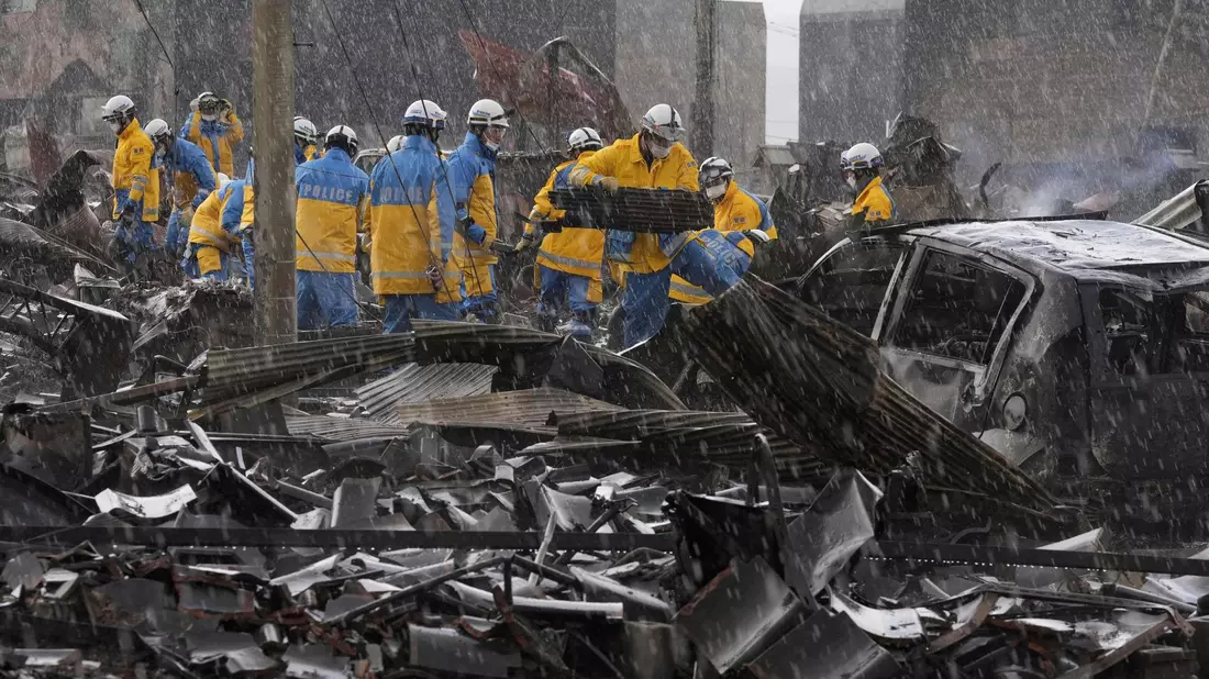 Einsatzkräfte suchen in den Trümmern auf einem Markt in der Präfektur Ishikawa. - Bild: Uncredited/Kyodo News/AP/dpa