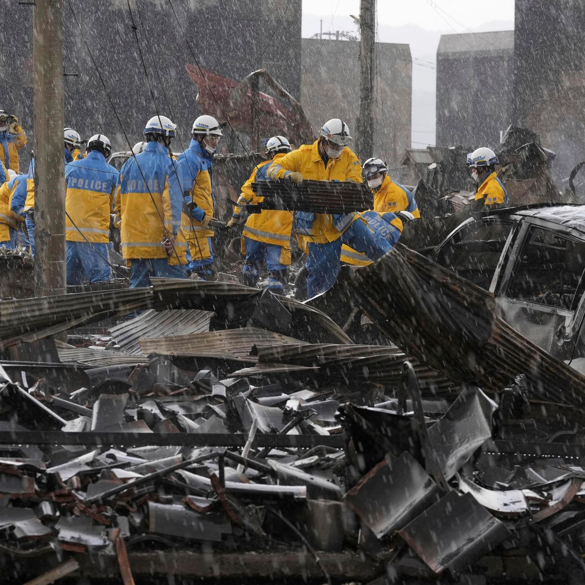 Einsatzkräfte suchen in den Trümmern auf einem Markt in der Präfektur Ishikawa. - Foto: Uncredited/Kyodo News/AP/dpa