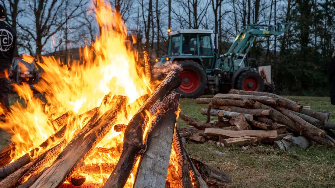 An der Bundesstraße 303 in Burgpeppach sowie rund 14 weiteren Orten in Franken demonstrieren Landwirte gegen geplante Kürzungen der Agrardiesel-Subventionen. - Bild: Pia Bayer/dpa