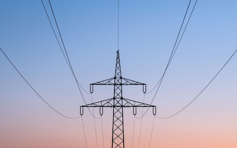 Droht das örtliche Stromnetz zusammenzubrechen, sollen Netzbetreiber künftig den Stromverbrauch von Wärmepumpen und privaten Ladestationen herunterregeln können. - Foto: Silas Stein/dpa