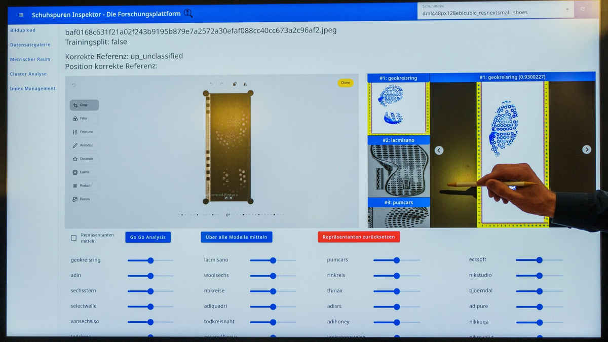 Ein sichergestellter Schuhabdruck von einem Tatort wird mit Hilfe von Künstlicher Intelligenz mit vorhandenen Datensätzen verglichen. - Foto: Andreas Arnold/dpa