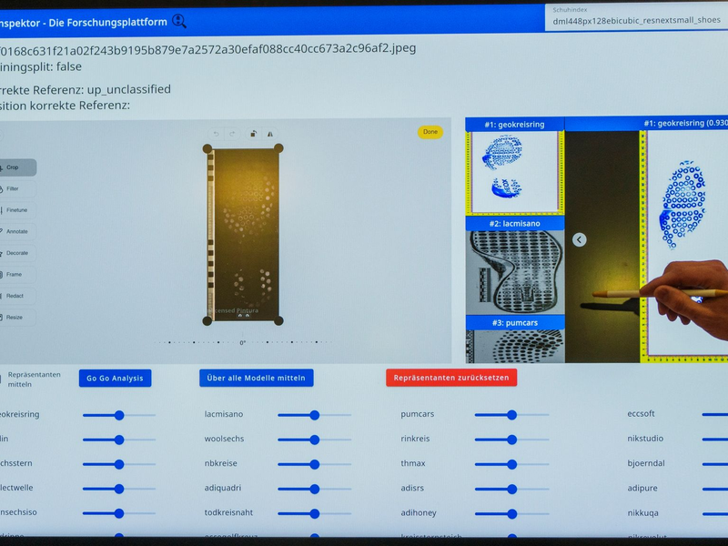 Ein sichergestellter Schuhabdruck von einem Tatort wird mit Hilfe von Künstlicher Intelligenz mit vorhandenen Datensätzen verglichen. - Foto: Andreas Arnold/dpa