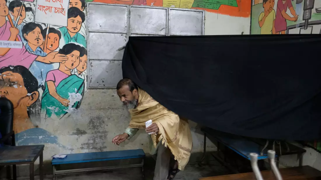 Ein Mann gibt in Dhaka seine Stimme ab. - Bild: Mahmud Hossain Opu/AP