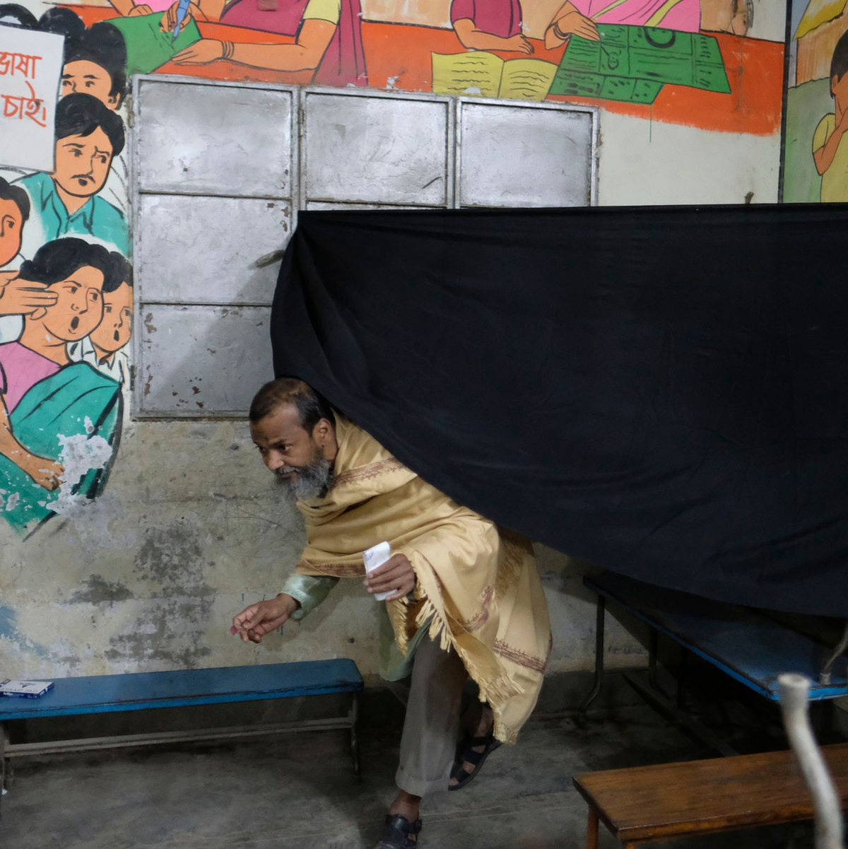 Ein Mann gibt in Dhaka seine Stimme ab. - Foto: Mahmud Hossain Opu/AP