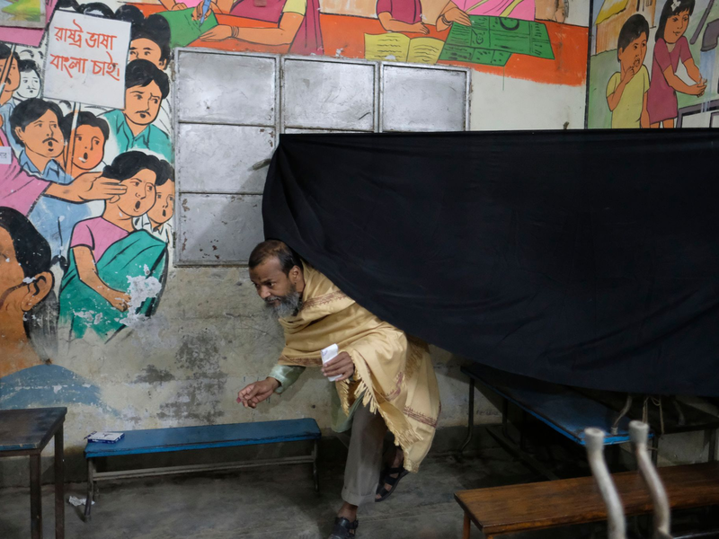 Ein Mann gibt in Dhaka seine Stimme ab. - Foto: Mahmud Hossain Opu/AP