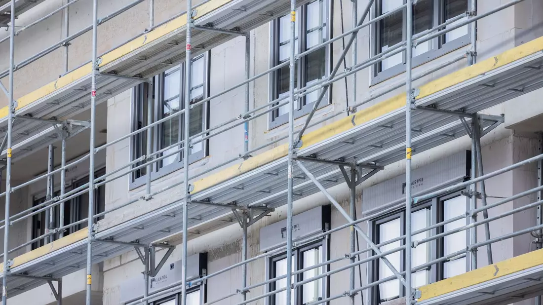 Der Wohnungsbau in Deutschland stockt seit längerem. Das Ifo-Institut schätzt, dass 2024 lediglich 225.000 Wohnungen fertig gestellt werden nach geschätzt 270.000 im vergangenen Jahr. - Bild: Rolf Vennenbernd/dpa