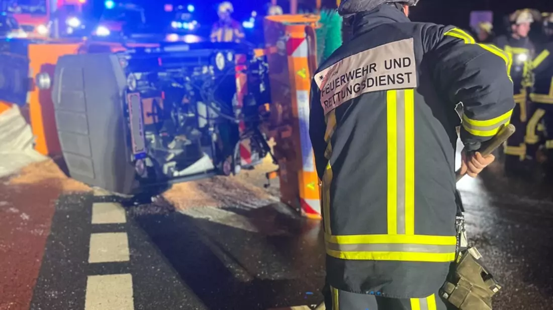 FW-BO: Umgekipptes Streufahrzeug auf der Universitätsstraße - Bild: presseportal.de