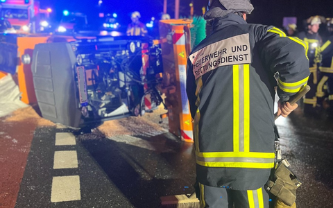 FW-BO: Umgekipptes Streufahrzeug auf der Universitätsstraße - Foto: presseportal.de