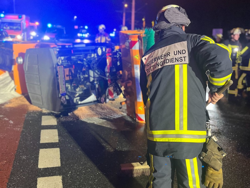 FW-BO: Umgekipptes Streufahrzeug auf der Universitätsstraße - Foto: presseportal.de