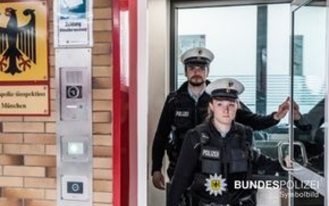 Bundespolizeidirektion München: Tätlicher Angriff nach Verkaufsverweigerung / Alkoholisierter 42-Jähriger greift Securitymitarbeiter und Bundespolizisten an - Foto: presseportal.de Bundespolizeidirektion München: Tätlicher Angriff nach Verkaufsverweigerung / Alkoholisierter 42-Jähriger greift Securitymitarbeiter und Bundespolizisten an - Foto: presseportal.de