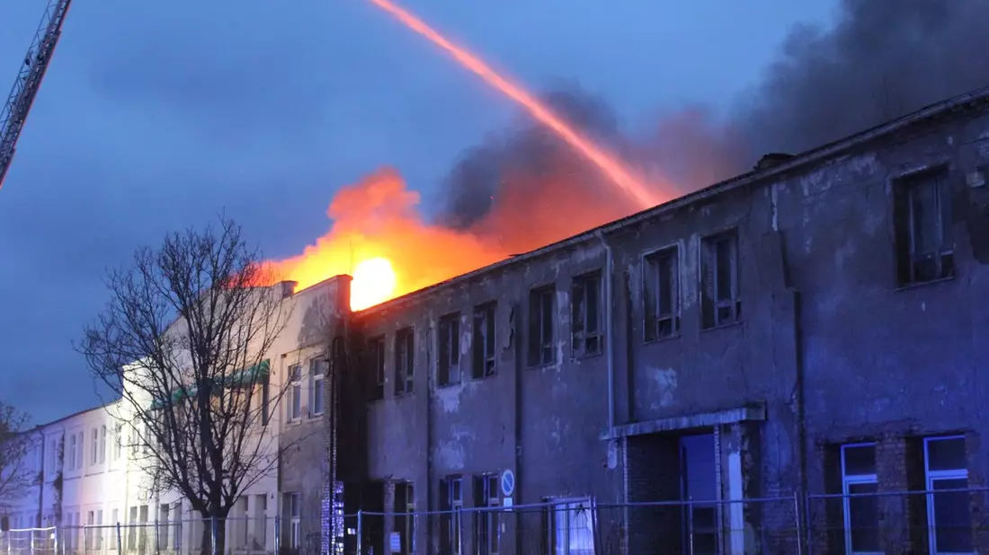 FW LK Leipzig: Dachstuhlbrand im ehemaligen Produktionsgebäudes des VEB Sachsenpelz - Naunhof - Bild: presseportal.de
