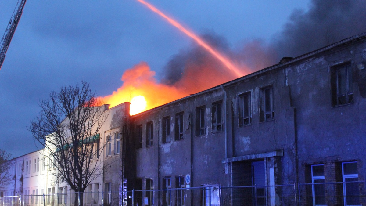 FW LK Leipzig: Dachstuhlbrand im ehemaligen Produktionsgebäudes des VEB Sachsenpelz - Naunhof - Foto: presseportal.de