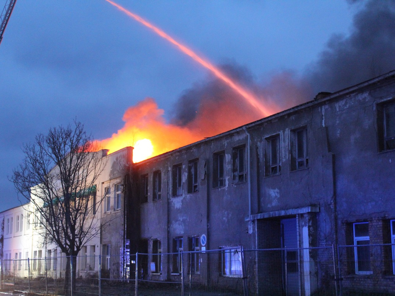 FW LK Leipzig: Dachstuhlbrand im ehemaligen Produktionsgebäudes des VEB Sachsenpelz - Naunhof - Foto: presseportal.de