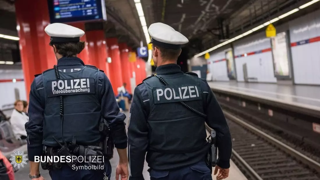 Bundespolizeidirektion München: Gleissturz endete glimpflich / 52-jähriger Rollstuhlfahrer von Reisenden aus Gleis geborgen - Bild: presseportal.de