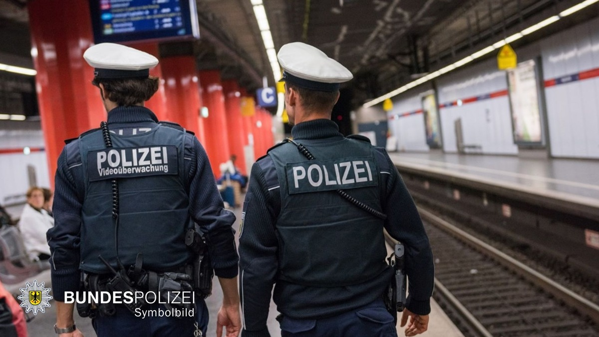 Bundespolizeidirektion München: Gleissturz endete glimpflich / 52-jähriger Rollstuhlfahrer von Reisenden aus Gleis geborgen - Foto: presseportal.de