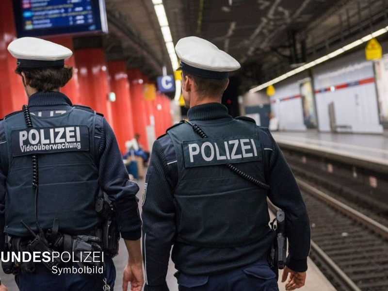 Bundespolizeidirektion München: Gleissturz endete glimpflich / 52-jähriger Rollstuhlfahrer von Reisenden aus Gleis geborgen - Foto: presseportal.de