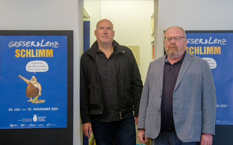 Die Zeichner Achim Greser (r) und Heribert Lenz 2021 im Caricatura Museum Frankfurt. - Foto: Bernd Kammerer/dpa