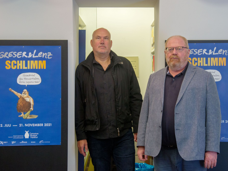 Die Zeichner Achim Greser (r) und Heribert Lenz 2021 im Caricatura Museum Frankfurt. - Foto: Bernd Kammerer/dpa