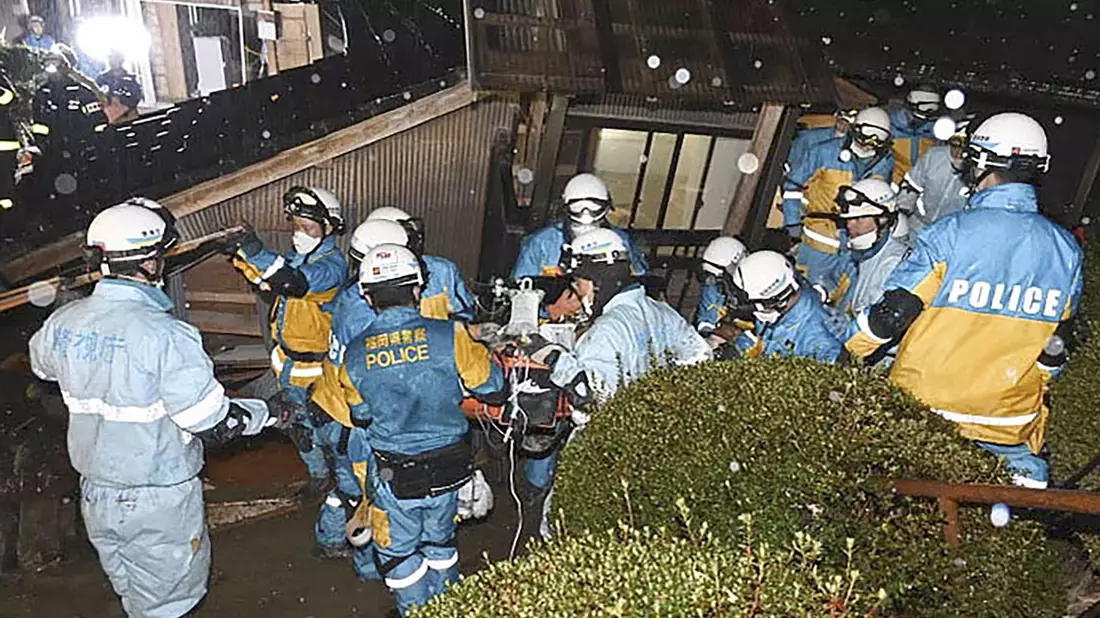 Polizisten retten im japanischen Suzu eine Frau aus einem eingestürzten Haus. - Bild: Uncredited/Metropolitan Police Department via Kyodo News/AP/dpa