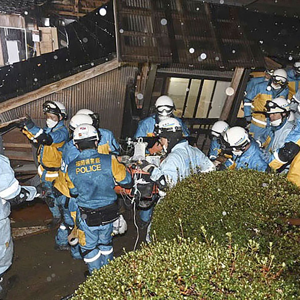 Polizisten retten im japanischen Suzu eine Frau aus einem eingestürzten Haus. - Foto: Uncredited/Metropolitan Police Department via Kyodo News/AP/dpa