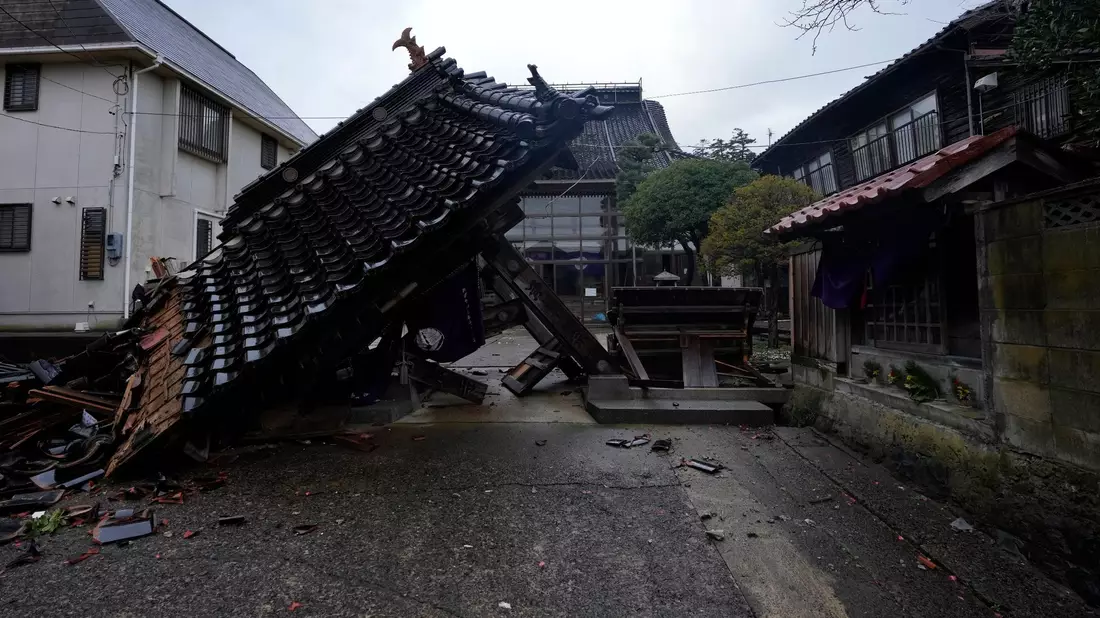 Ein Teil eines vom Erdebeben beschädigten Tempels im japansichen Wajima. - Bild: Hiro Komae/AP/dpa