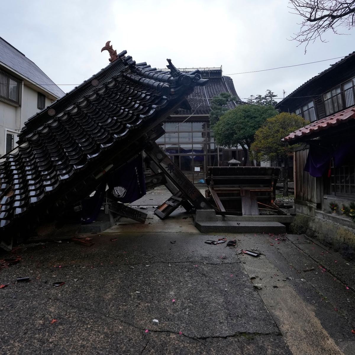 Ein Teil eines vom Erdebeben beschädigten Tempels im japansichen Wajima. - Foto: Hiro Komae/AP/dpa