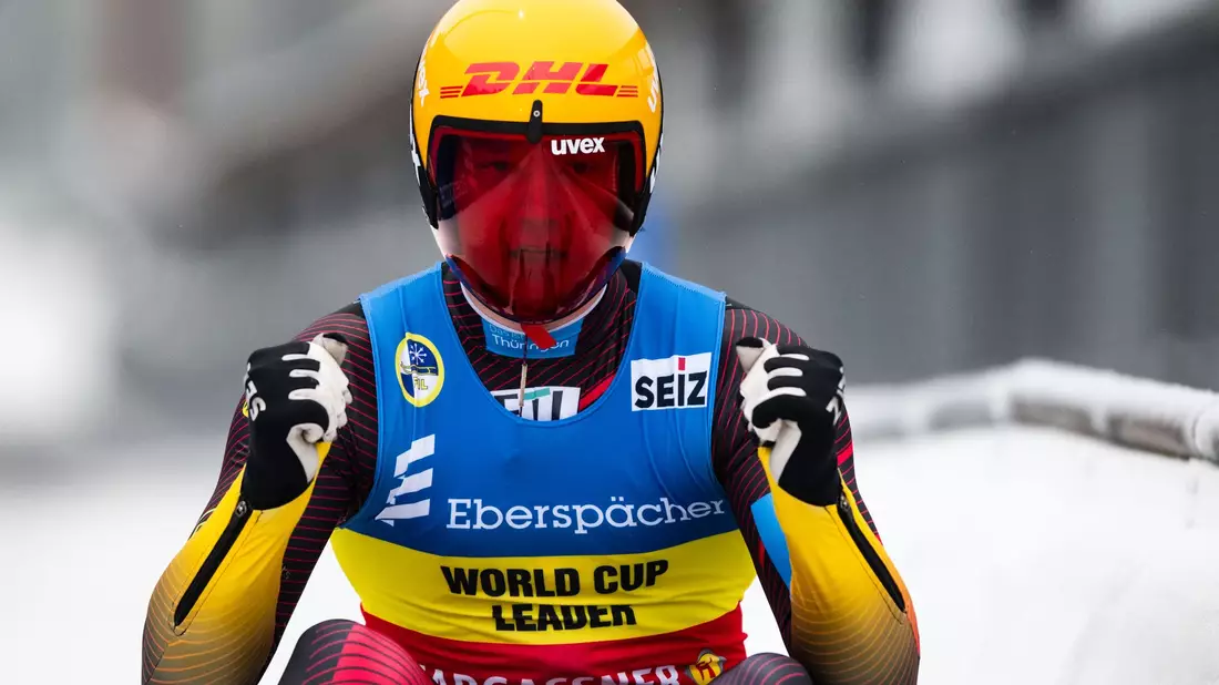 Max Langenhan jubelt in Altenberg über seinen Sieg. - Bild: Marius Becker/dpa