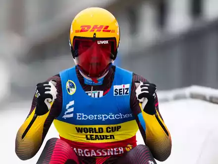 Max Langenhan jubelt in Altenberg über seinen Sieg. - Foto: Marius Becker/dpa