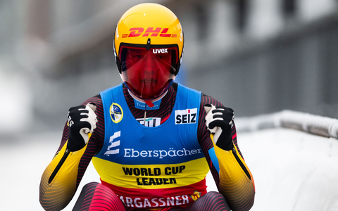 Max Langenhan jubelt in Altenberg über seinen Sieg. - Foto: Marius Becker/dpa