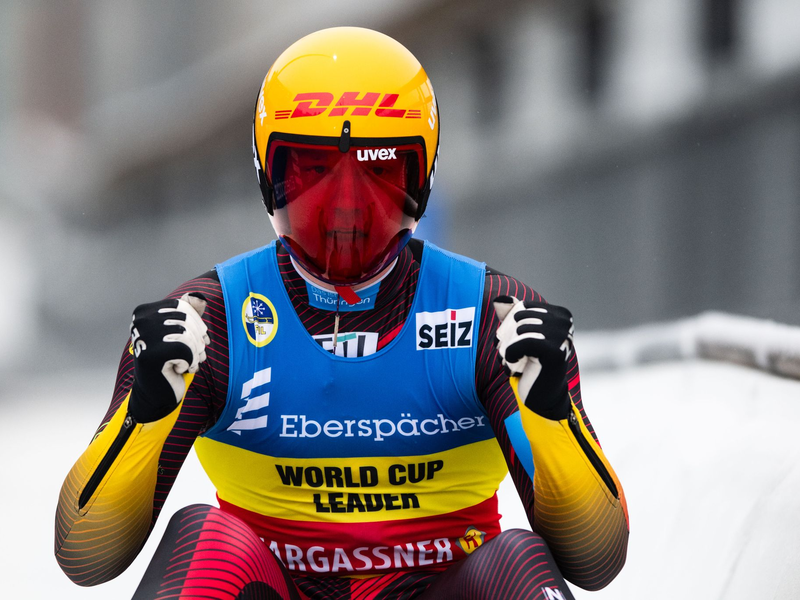 Max Langenhan jubelt in Altenberg über seinen Sieg. - Foto: Marius Becker/dpa