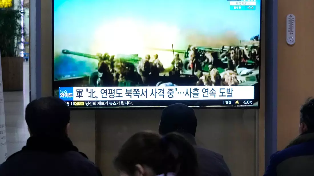 Eine Nachrichtensendung zeigt ein Archivbild von einer nordkoreanischen Militärübung auf einem Monitot im Seouler Bahnhof. Die Spannungen auf der koranischen Halbinsel haben sich zuletzt verschärft. - Bild: Ahn Young-joon/AP/dpa