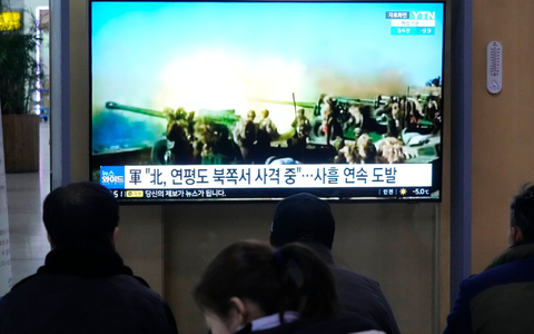 Eine Nachrichtensendung zeigt ein Archivbild von einer nordkoreanischen Militärübung auf einem Monitot im Seouler Bahnhof. Die Spannungen auf der koranischen Halbinsel haben sich zuletzt verschärft. - Foto: Ahn Young-joon/AP/dpa