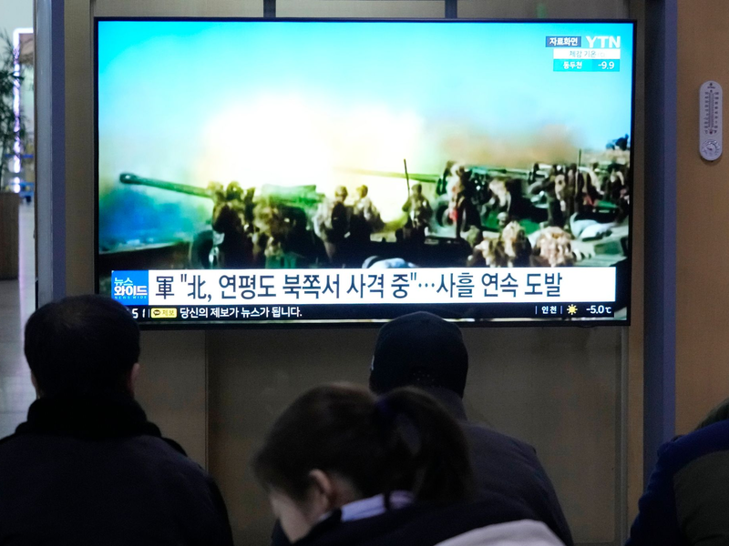 Eine Nachrichtensendung zeigt ein Archivbild von einer nordkoreanischen Militärübung auf einem Monitot im Seouler Bahnhof. Die Spannungen auf der koranischen Halbinsel haben sich zuletzt verschärft. - Foto: Ahn Young-joon/AP/dpa