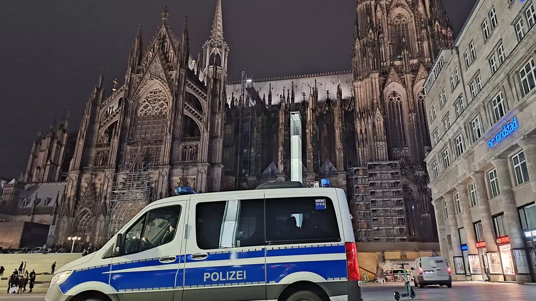 Die Polizei war wegen der Terrorwarnung am Kölner Dom mit einem Großaufgebot im Einsatz. (Archivbild) - Bild: Sascha Thelen/dpa