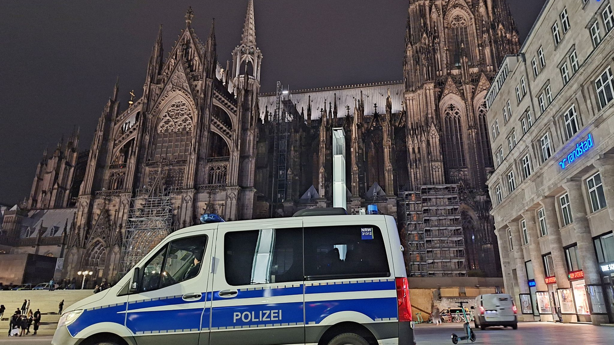 Die Polizei war wegen der Terrorwarnung am Kölner Dom mit einem Großaufgebot im Einsatz. (Archivbild) - Foto: Sascha Thelen/dpa