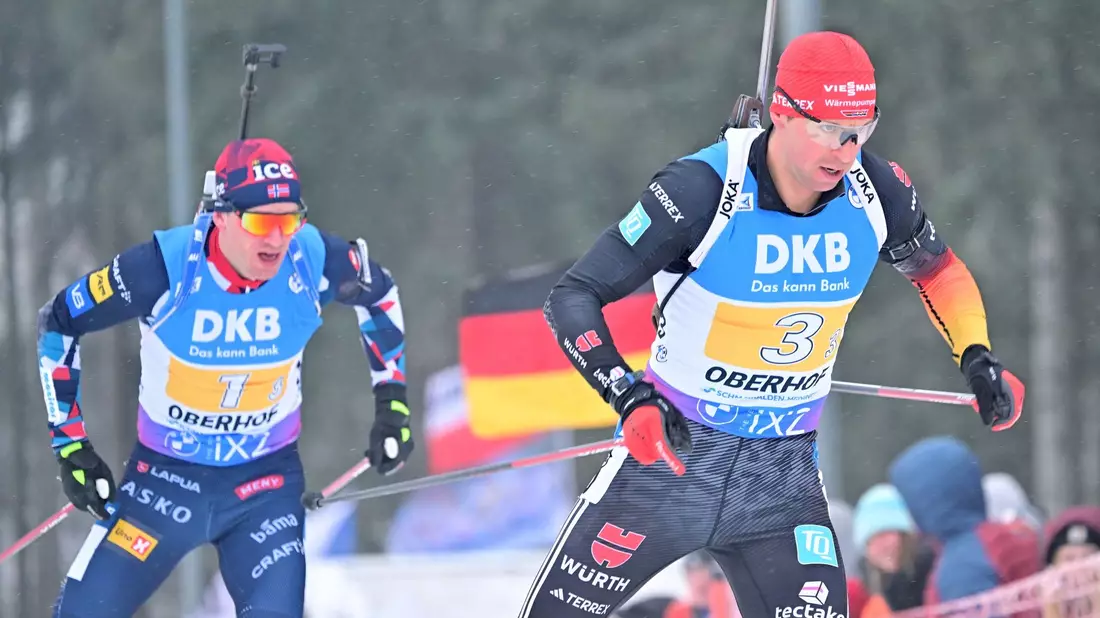 Philipp Nawrath (r) kam mit der Staffel auf den zweiten Platz. - Bild: Martin Schutt/dpa