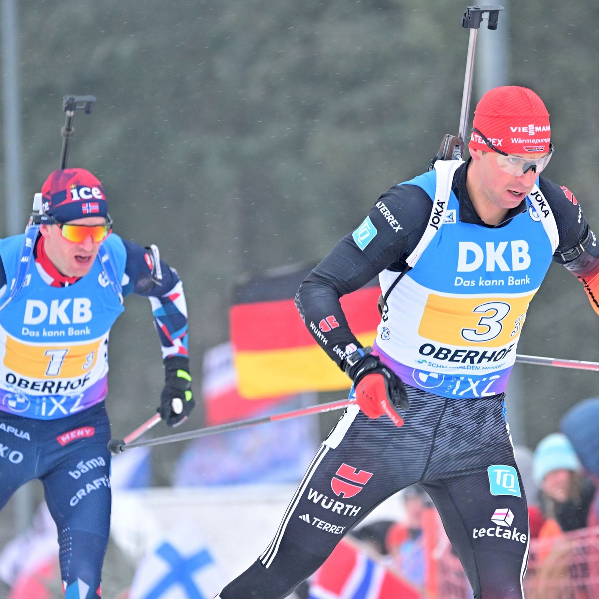 Philipp Nawrath (r) kam mit der Staffel auf den zweiten Platz. - Foto: Martin Schutt/dpa