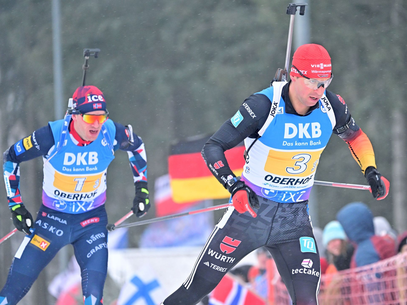 Philipp Nawrath (r) kam mit der Staffel auf den zweiten Platz. - Foto: Martin Schutt/dpa