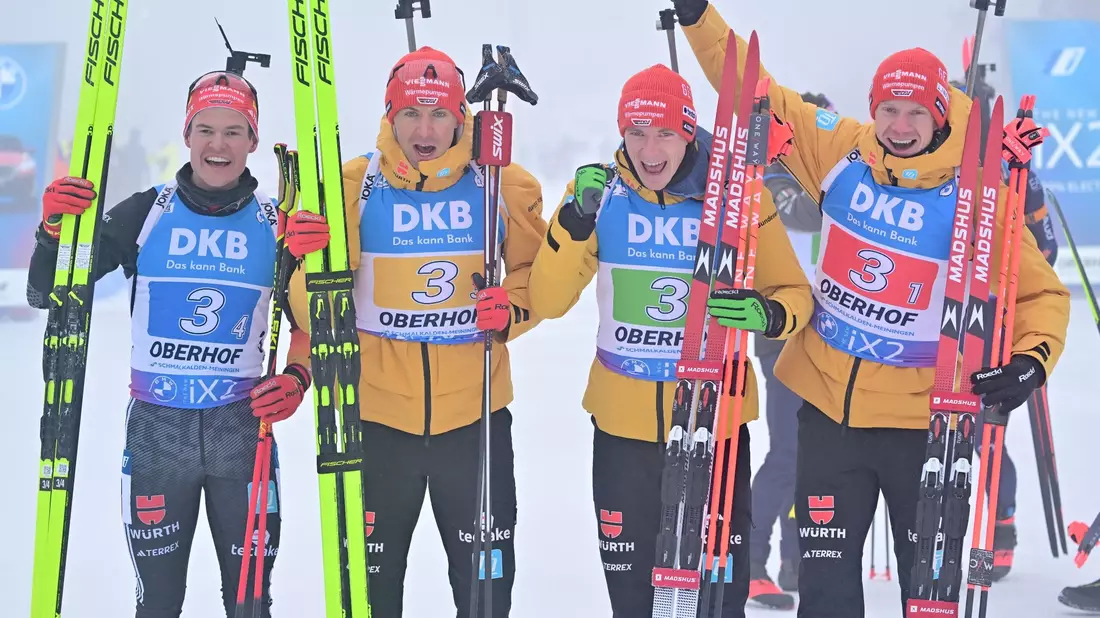 Philipp Horn, Philipp Nawrath, Benedikt Doll und Roman Rees feiern den zweiten Platz in der Staffel. - Bild: Martin Schutt/dpa