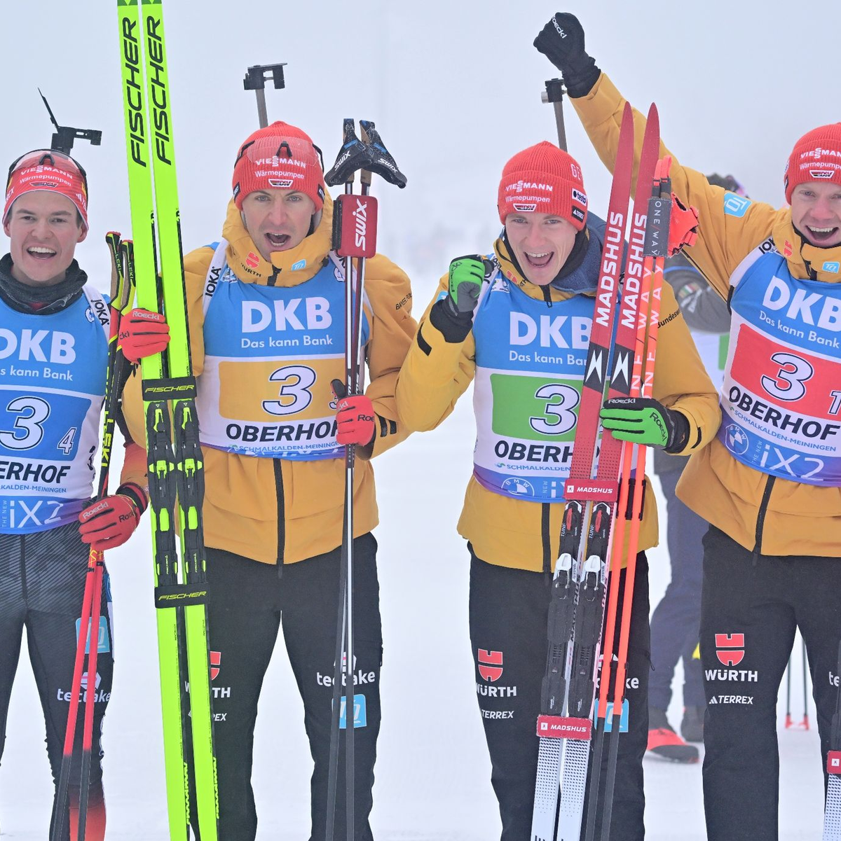 Philipp Horn, Philipp Nawrath, Benedikt Doll und Roman Rees feiern den zweiten Platz in der Staffel. - Foto: Martin Schutt/dpa