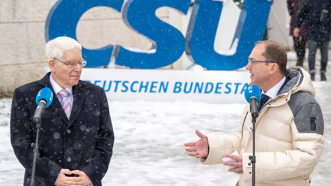 Der Präsident des Zentralrats der Juden in Deutschland Josef Schuster (l) und Alexander Dobrindt, CSU-Landesgruppenchef, geben gemeinsam ein Pressestatement. - Bild: Peter Kneffel/dpa