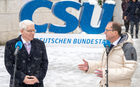 Der Präsident des Zentralrats der Juden in Deutschland Josef Schuster (l) und Alexander Dobrindt, CSU-Landesgruppenchef, geben gemeinsam ein Pressestatement. - Foto: Peter Kneffel/dpa Der Präsident des Zentralrats der Juden in Deutschland Josef Schuster (l) und Alexander Dobrindt, CSU-Landesgruppenchef, geben gemeinsam ein Pressestatement. - Foto: Peter Kneffel/dpa