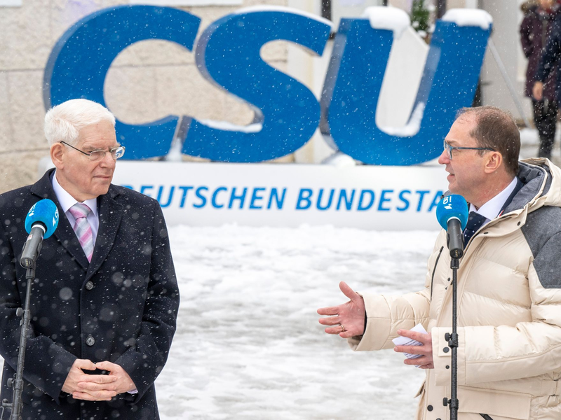Der Präsident des Zentralrats der Juden in Deutschland Josef Schuster (l) und Alexander Dobrindt, CSU-Landesgruppenchef, geben gemeinsam ein Pressestatement. - Foto: Peter Kneffel/dpa