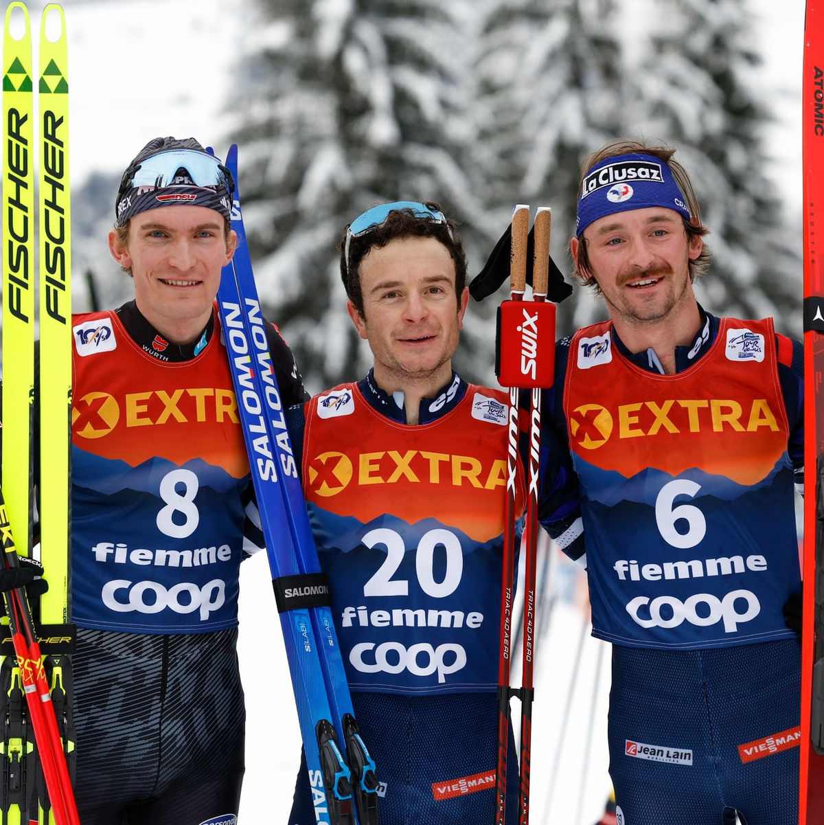 Friedrich Moch (l) hat es auf das Podest der prestigesträchtigen Tour de Ski geschafft. - Foto: Alessandro Trovati/AP/dpa