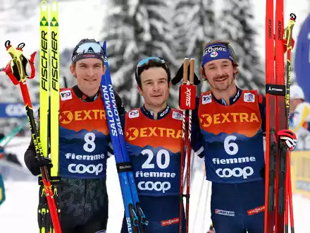 Friedrich Moch (l) hat es auf das Podest der prestigesträchtigen Tour de Ski geschafft. - Foto: Alessandro Trovati/AP/dpa